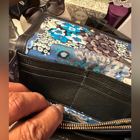 EUC VERA BRADLEY Flower Patterned wallet - Picture 14 of 17